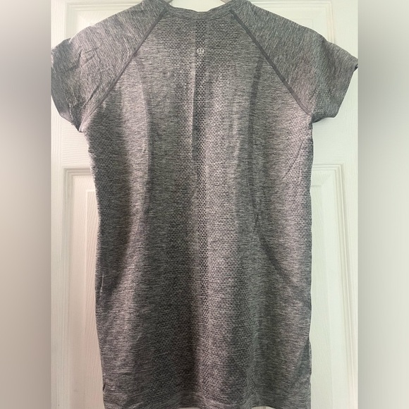 Lululemon swiftly tech top gray size 10 running gym yoga Athleisure - Picture 6 of 6